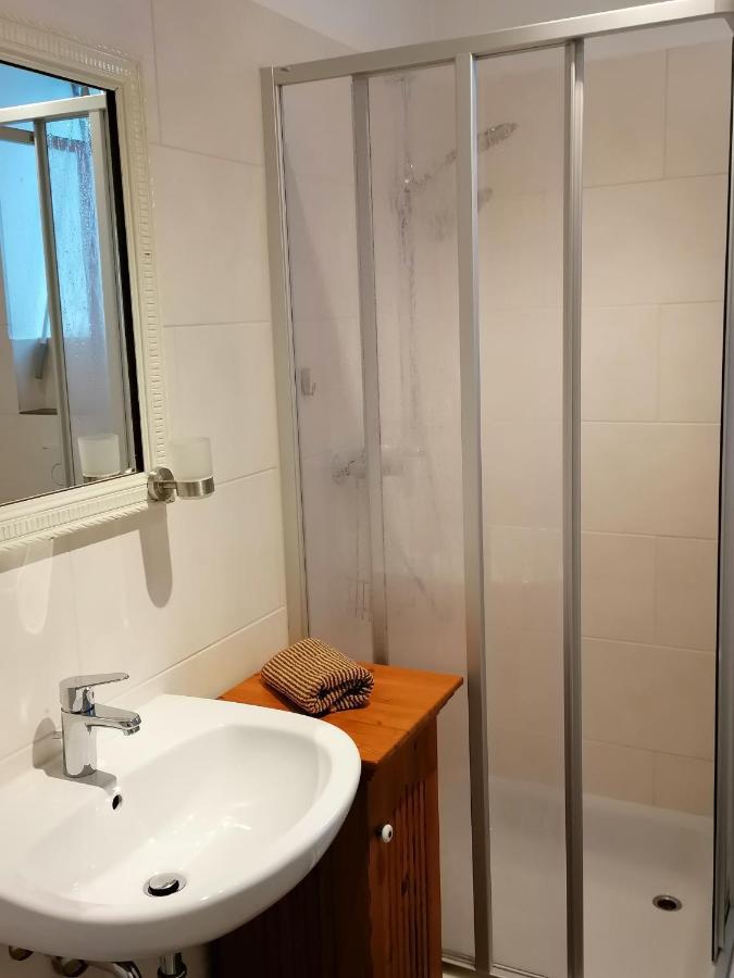 Apartment Aufmlohr - Mit 3 Schlafzimmern - In Hitdorf - Private Parkplaetze Vorhanden- *