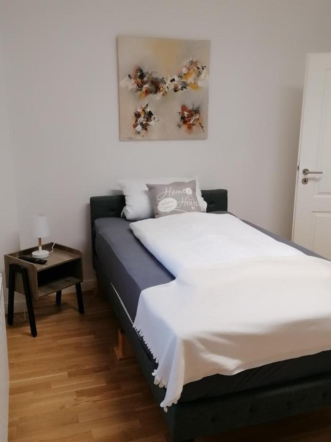 Apartment Aufmlohr - Mit 3 Schlafzimmern - In Hitdorf - Private Parkplaetze Vorhanden- *